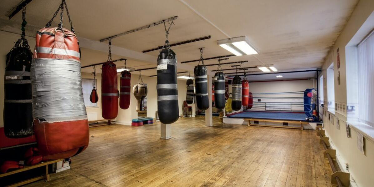 Wybór sprzętu do boksu: co powinno znaleźć się w zestawie dla nowicjusza?