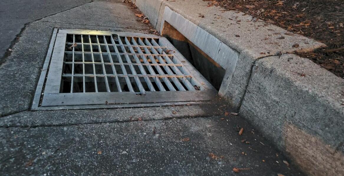 Podłużna kratka ściekowa a zarządzanie wodami opadowymi