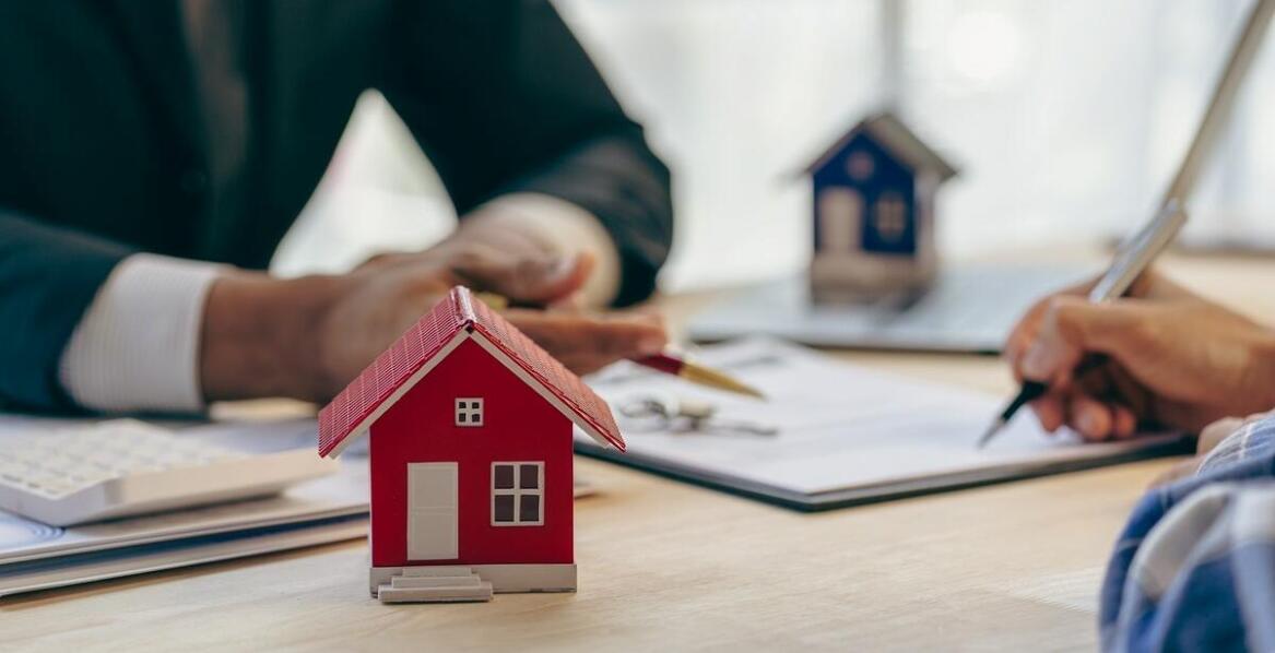 Jak przedsiębiorstwo nieruchomości wspiera klientów w procesie kupna mieszkań?