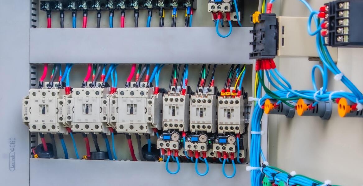 Proces projektowania układu gwarantowanego zasilania dla szaf automatyki