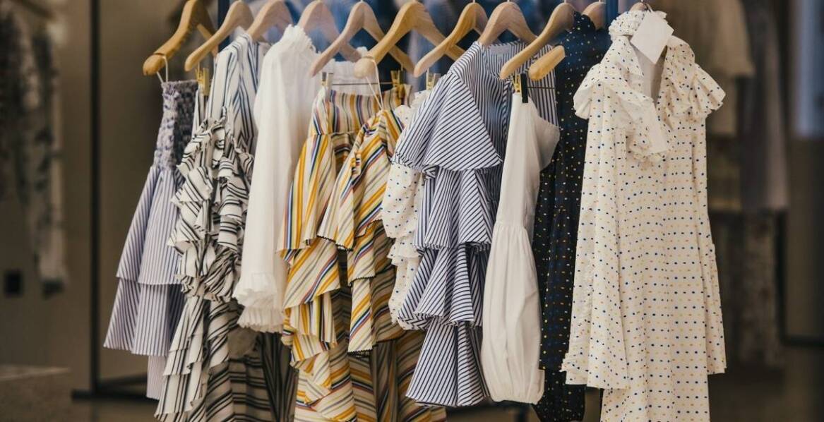 Jakie wzory bolerek najlepiej komponują się z sukienkami jednokolorowymi?