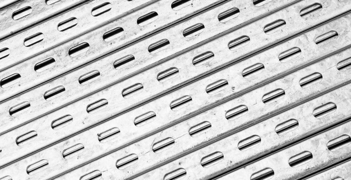 Różnorodność wzorów perforacji w kwasoodpornych blachach – co oferuje rynek?