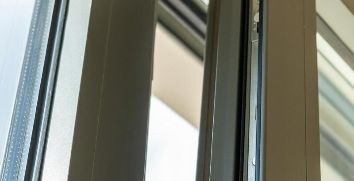 Technologia uchylnych okuć w kontekście energooszczędności