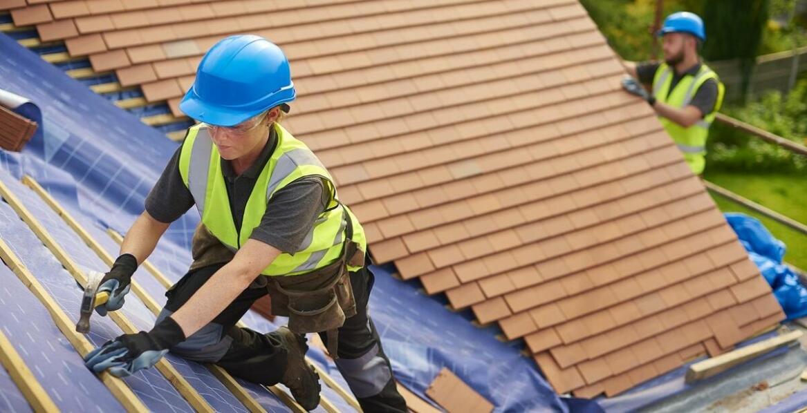 Jak dobrać odpowiednią ekipę dekarską do remontu dachu?