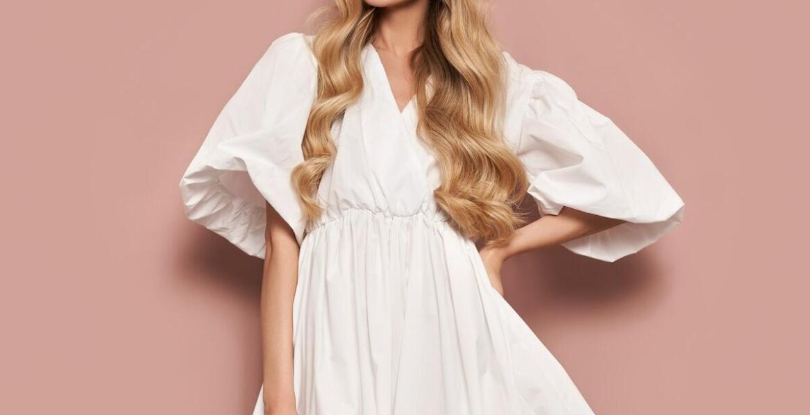 Modowe inspiracje: sukienka w pudrowym brudnym różu na wieczorne wyjścia