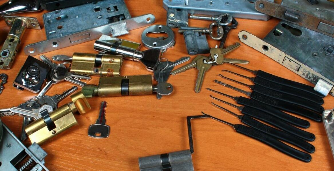 Czy zestaw do otwierania auta znajduje zastosowanie przy produkcji drewnianych łóżek?