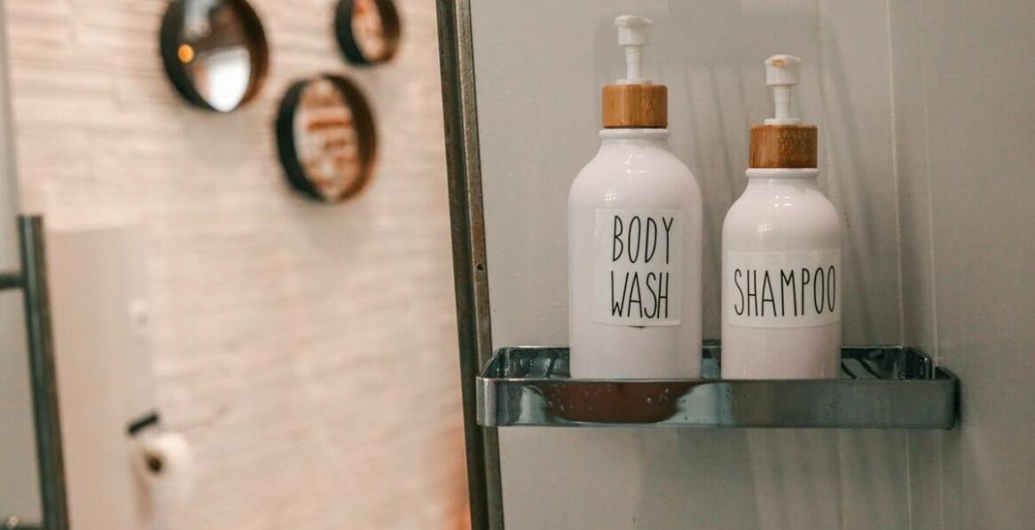 Jak kosmetyczne dozowniki wpływają na funkcjonalność hotelowej łazienki?