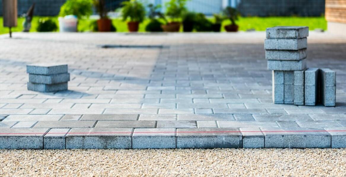 Jakie betonowe akcesoria wybrać do dekoracji tarasu z brukowej kostki?