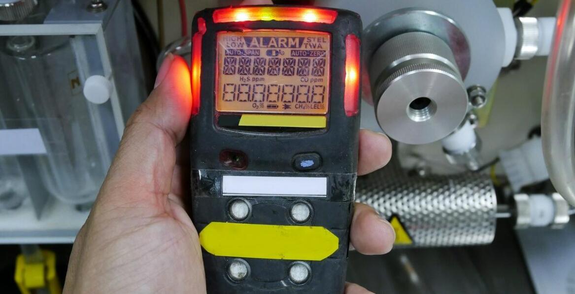 Jakie są zalety stosowania zaawansowanych transmiterów do detekcji gazu?