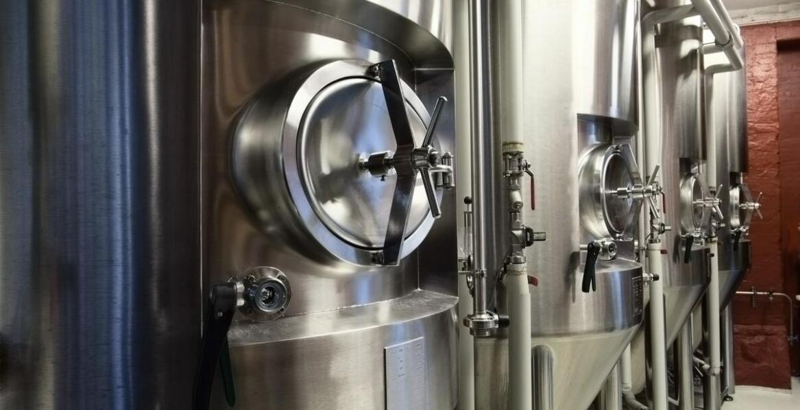 Jakie korzyści przynosi użycie nowoczesnych zbiorników do produkcji wina?