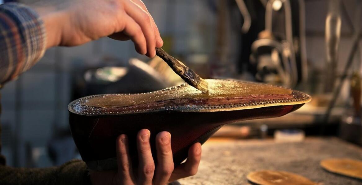 Wybór odpowiednich środków do farbowania skóry – jakie są opcje?