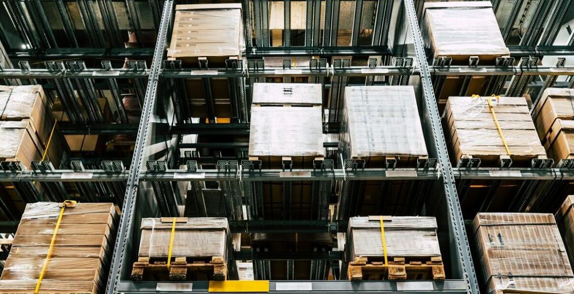 Zastosowanie magazynowych regałów z plastikowymi kontenerami