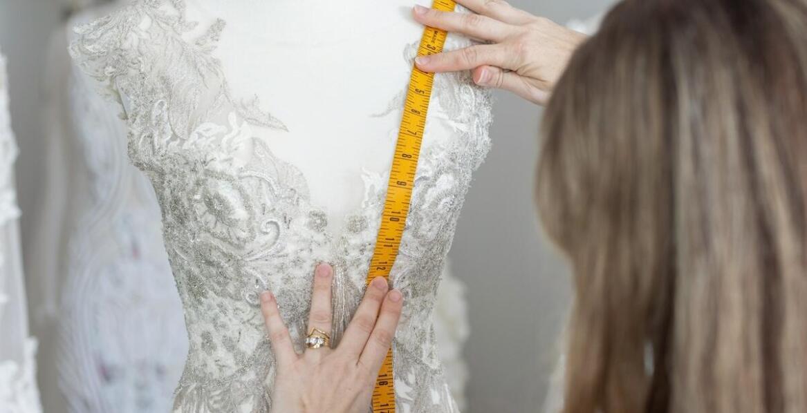 Suknia dla mamy weselnej szyta na miarę w Krakowie – jak zapewnić idealne dopasowanie?
