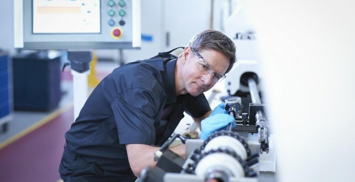 Serwis i modernizacja urządzeń: jak zapewnić bezawaryjność produkcyjnej linii?