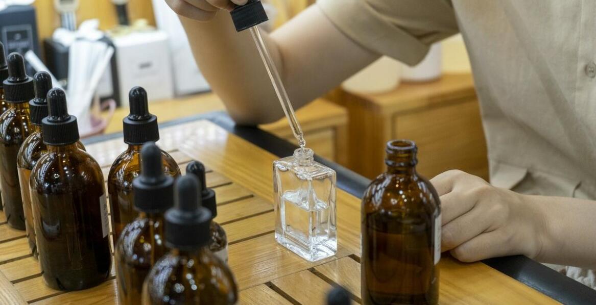 Znaczenie współpracy z zespołem ekspertów w procesie produkcji własnych perfum.