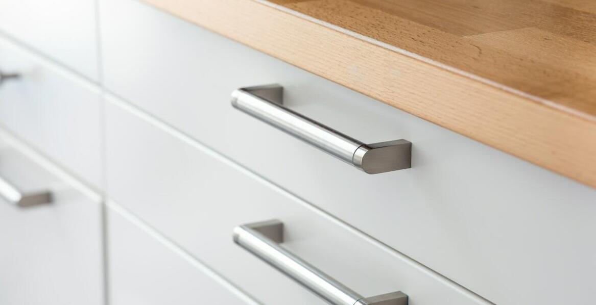 Jak czarne uchwyty do szklanych półek wpływają na wygląd Twojej kuchni?