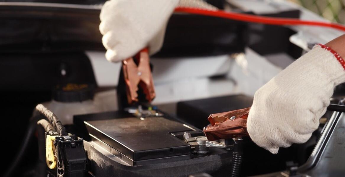 Jak minusowa klema może poprawić efektywność akumulatorów w pojazdach golfowych?