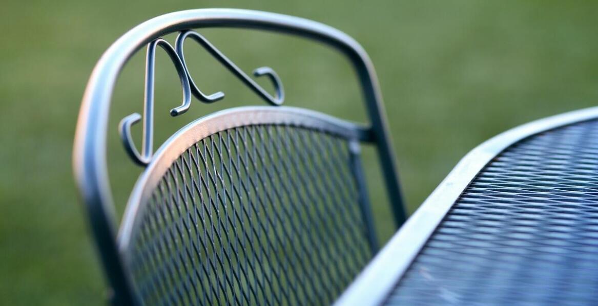 Zastosowanie nowoczesnych materiałów odpornych na warunki atmosferyczne w produkcji mebli