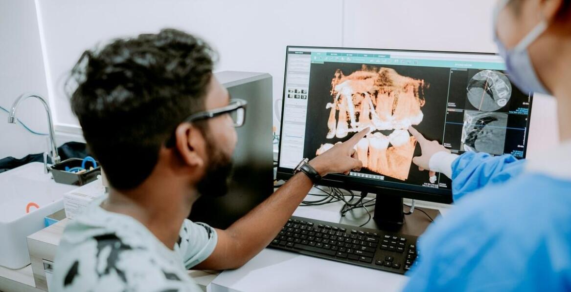 Jak nowoczesne technologie wspierają proces implantacji zębów?