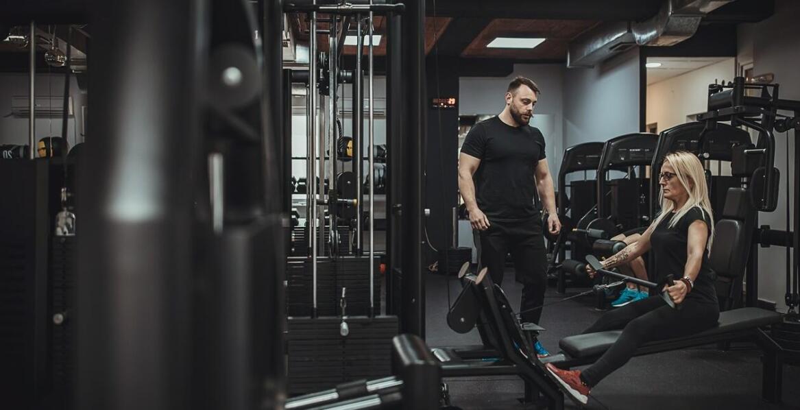 Optymalizacja kosztów jako sposób na zmniejszenie zadłużenia w klubach fitness.