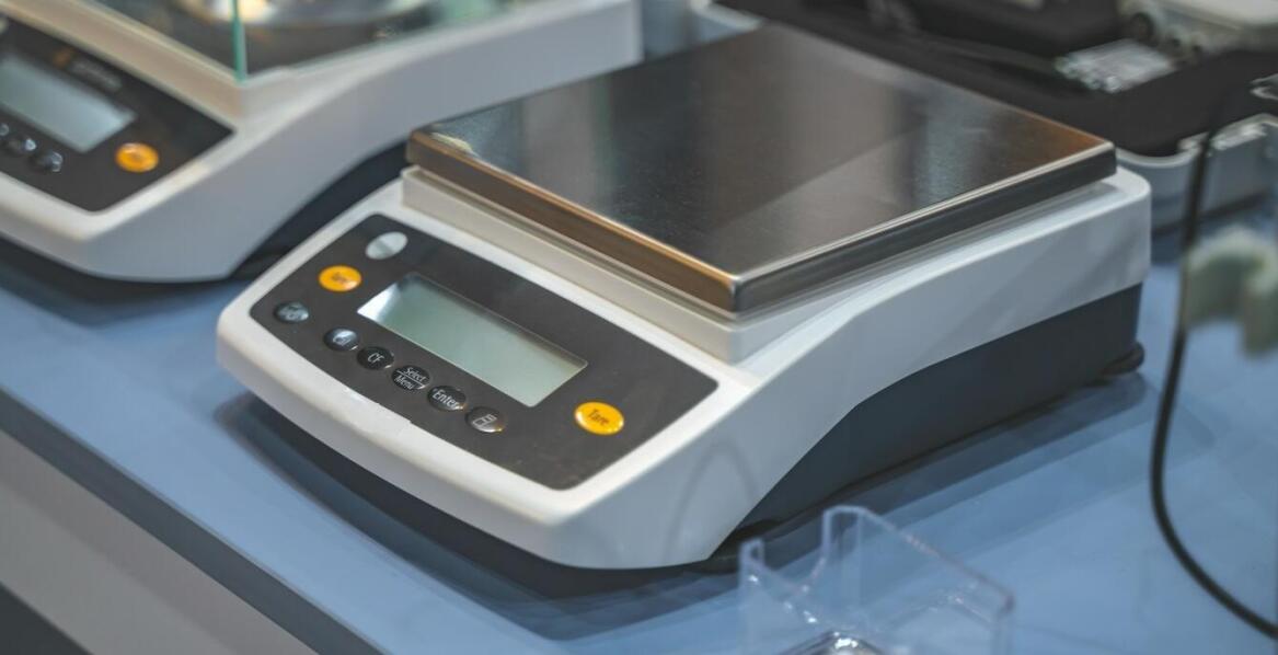 Jakie akcesoria są niezbędne do efektywnego korzystania z wag sklepowych?