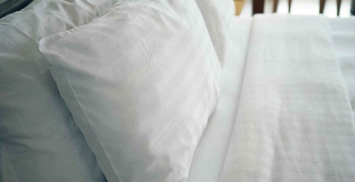 Pościel z prześcieradłem – jakie materiały zapewniają najlepszy komfort?