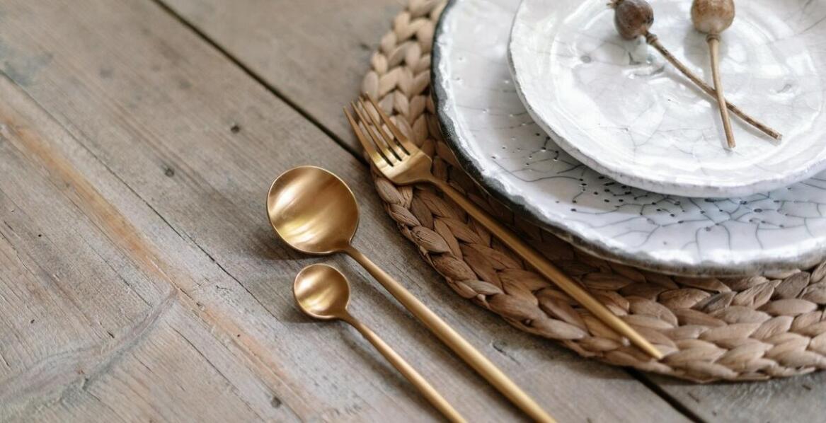 Stylowe orientalne podkładki z juty jako element jadalni