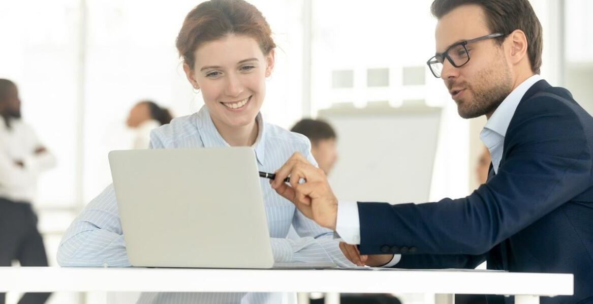 Rola online szkoleń BHP w integracji nowych pracowników z zespołem