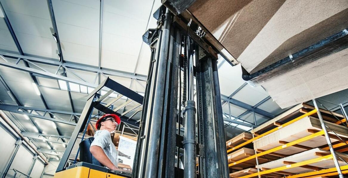 Elektryczny podnośnik towarowy jako element modernizacji zakładu produkcyjnego