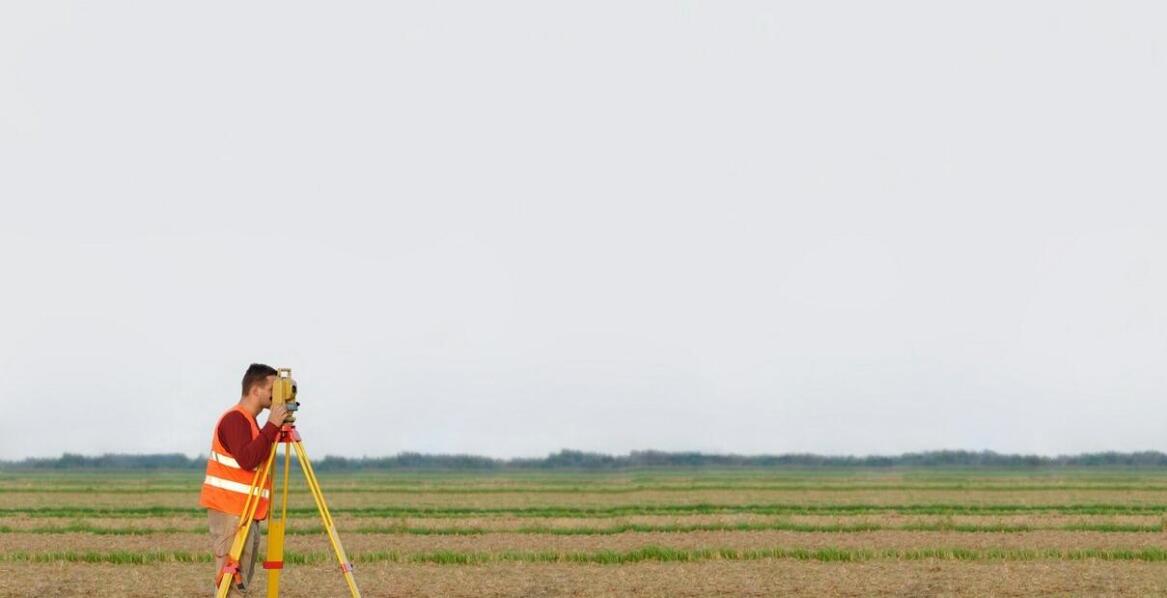 Dlaczego warto skorzystać z usług geodety przy zakupie działki?