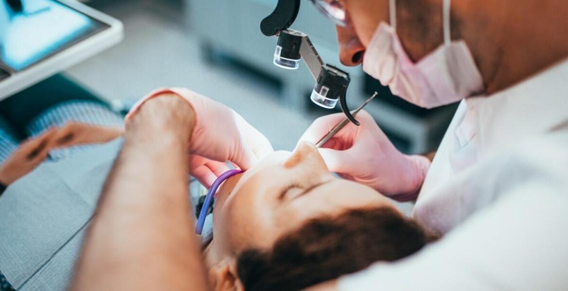 Jak mikroskop wpływa na precyzję leczenia protetycznego?