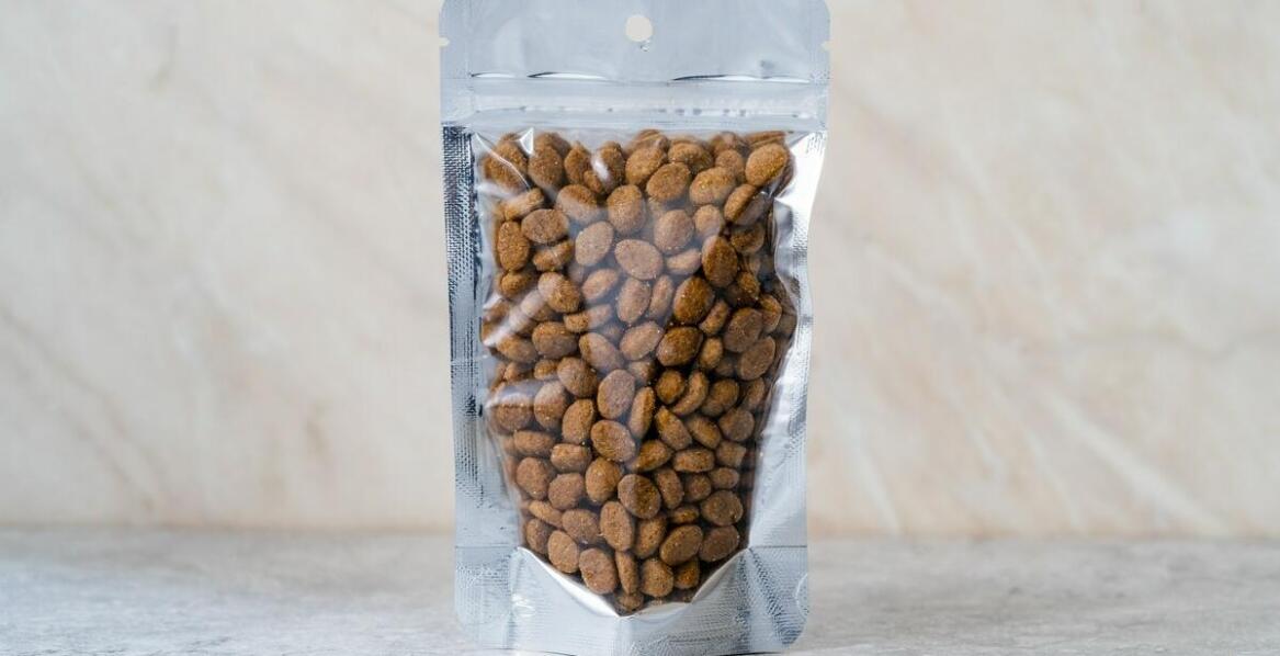 Porównanie karmy Nero Gold z innymi markami premium.