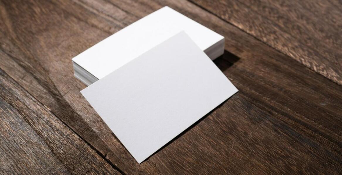 Kreatywne pomysły na wizytówki do drzwi – jak wyróżnić się wśród konkurencji?