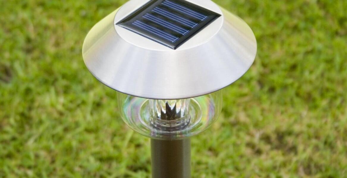 Jakie lampy zasilane energią słoneczną sprawdzą się na tarasie?