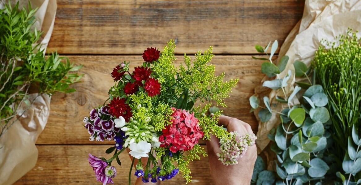 Jak bukiety z paproci wpisują się w dekoracyjne eko-trendy?