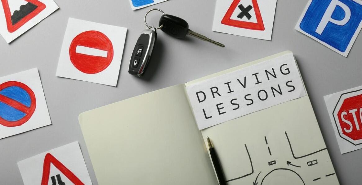Co obejmuje cena kursu na prawo jazdy i jak to wpływa na wybór szkoły?