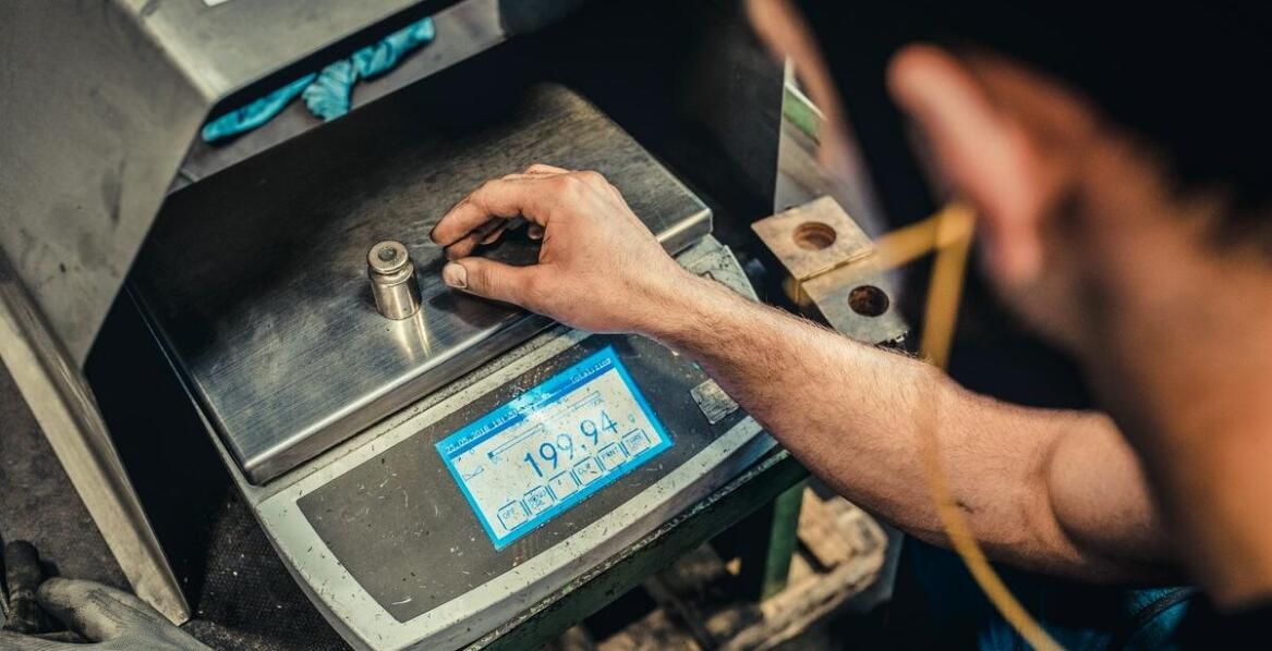 Proces ważenia elektronicznego sprzętu przy kliencie – jak to wygląda?