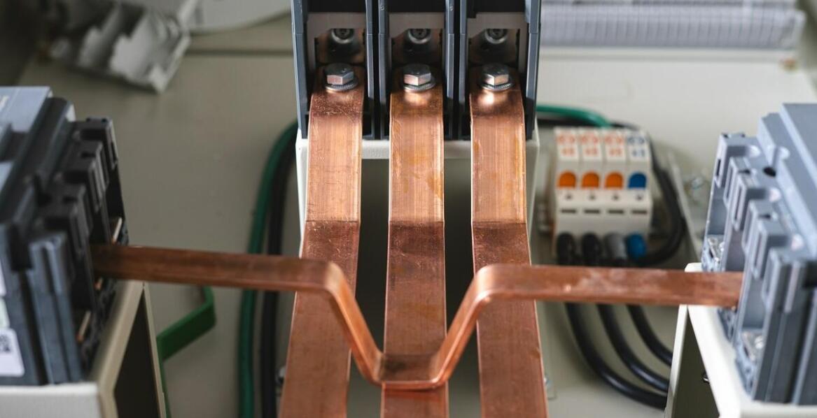 Jakie wyzwania mogą napotkać projektanci przy wdrażaniu pec-ta szyn?