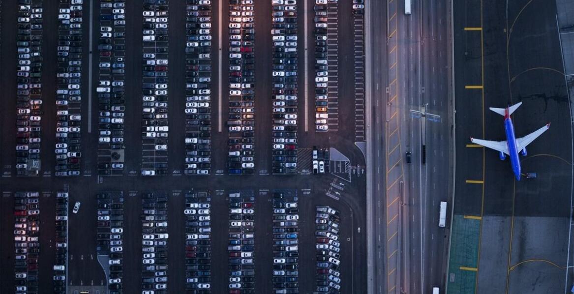 Zalety korzystania z monitorowanego parkingu przy lotnisku dla podróżnych amerykańskiej awionetki