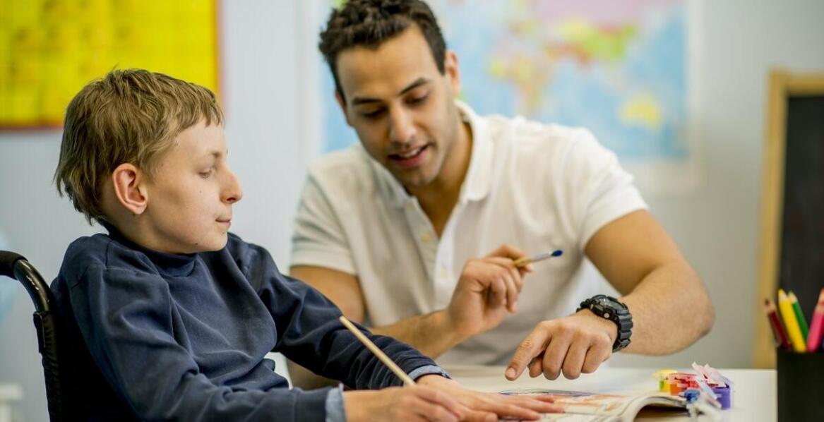 Dlaczego warto wybrać kurs asystenta osoby niepełnosprawnej w szkole policealnej?