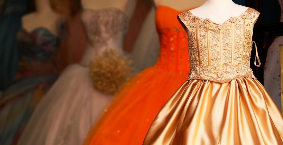 Praktyczny szal jako dodatek do wieczorowej sukni – jak wybrać idealny?