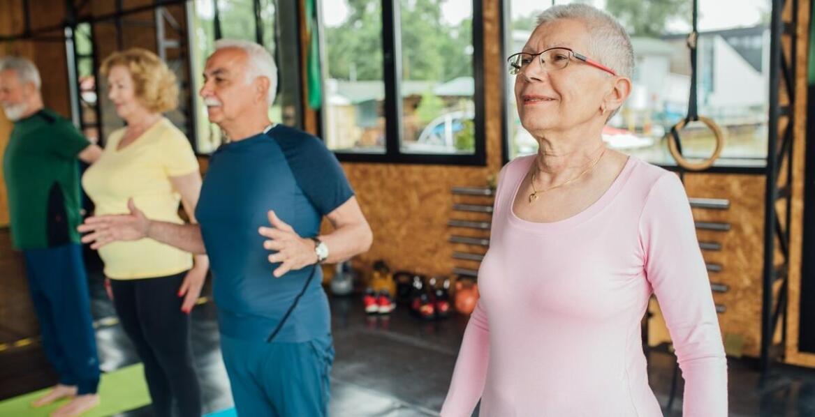 Rola fizycznej aktywności w domu spokojnej starości: jak wspiera zdrowie seniorów?