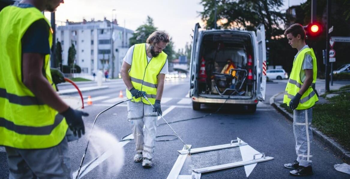 Jakie są kluczowe czynniki wpływające na efektywność malowania drogowych pasów?