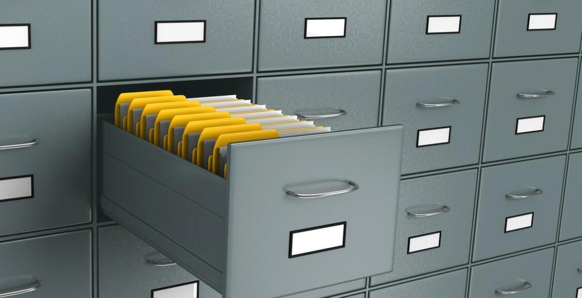 Wybór aktowych szaf do biura – na co warto zwrócić uwagę?