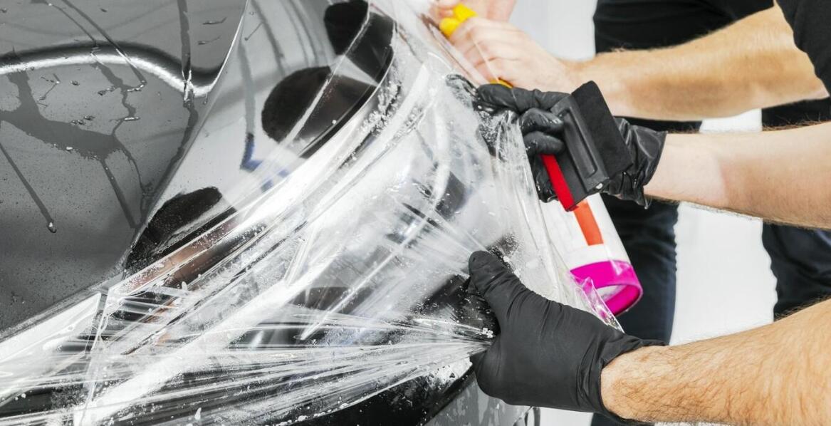 Rola polimerowej folii w zabezpieczeniu pojazdu przed zewnętrznymi czynnikami