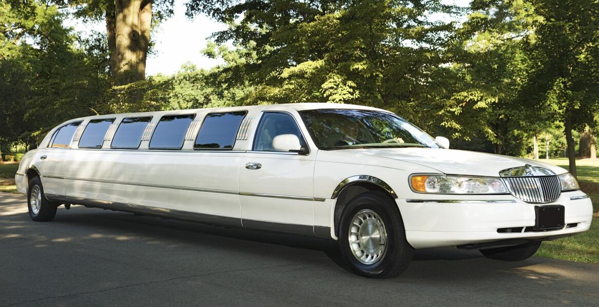 Jakie elementy wyposażenia są kluczowe dla komfortu jazdy w limuzynie?