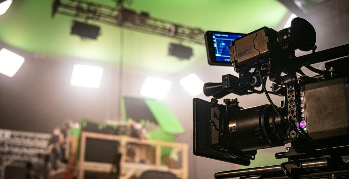 Jakie korzyści przynosi posiadanie siedziby do produkcji filmowej?