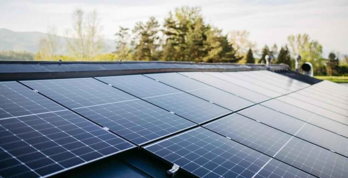 Jakie korzyści oferują panele fotowoltaiczne dla jednorodzinnych domów?