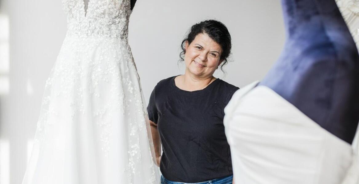 Wpływ dodatków na ostateczny wygląd szytej na miarę sukni ślubnej