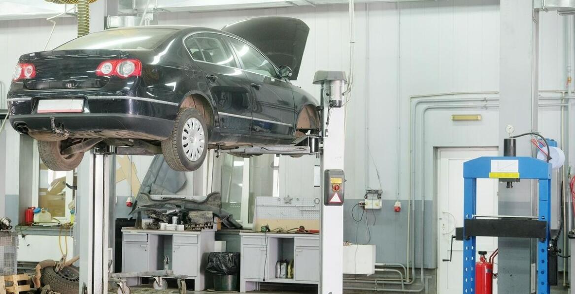 Podnośnik samochodowy własnej konstrukcji – jak wpływa na efektywność pracy w warsztacie?